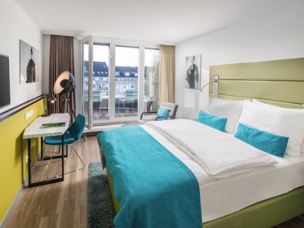 Hotel Indigo - Dusseldorf - Victoriaplatz, an IHG Hotel : photo 5 de la chambre chambre lit queen-size standard avec balcon - vue sur jardin