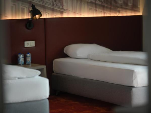 Campanile Muenchen Sendling : photo 4 de la chambre chambre lits jumeaux