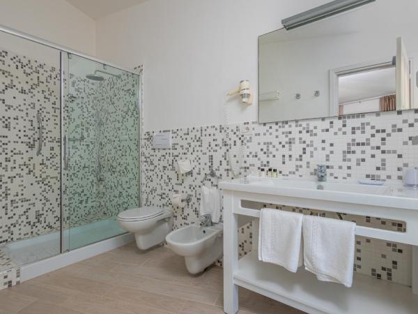 The Pelican Beach Resort & SPA - Adults Only : photo 5 de la chambre suite deluxe avec vue sur mer - forfait plage