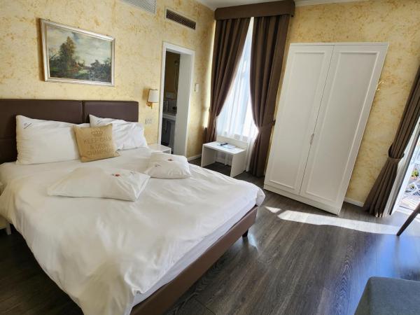 Hotel Millennium : photo 3 de la chambre chambre double supérieure avec balcon - vue partielle sur lac