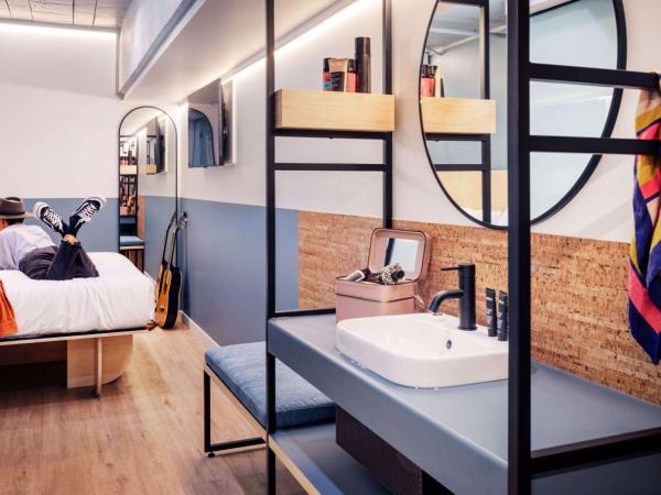 LyLo Auckland : photo 4 de la chambre chambre lit queen-size avec salle de bains privative - intérieur