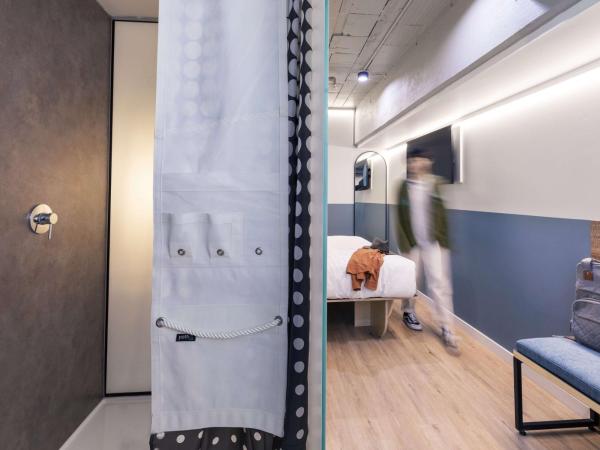 LyLo Auckland : photo 6 de la chambre chambre lit queen-size avec salle de bains privative - intérieur