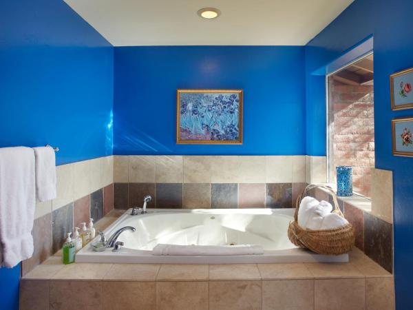 Cactus Cove Bed and Breakfast Inn : photo 1 de la chambre suite lit king-size avec baignoire spa