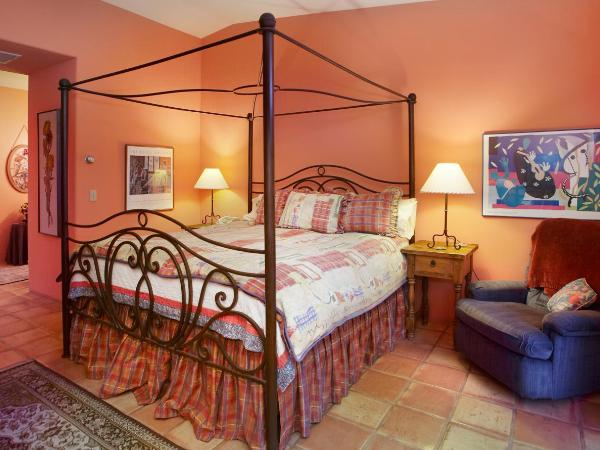 Cactus Cove Bed and Breakfast Inn : photo 2 de la chambre suite lit king-size avec baignoire spa