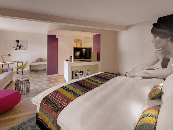 Hotel Indigo - Dusseldorf - Victoriaplatz, an IHG Hotel : photo 4 de la chambre suite lit king-size - vue sur ville