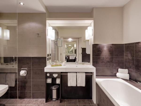 Hotel Indigo - Dusseldorf - Victoriaplatz, an IHG Hotel : photo 4 de la chambre suite 1 chambre lit king-size – vue sur ville 