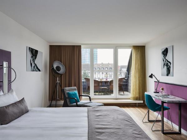 Hotel Indigo - Dusseldorf - Victoriaplatz, an IHG Hotel : photo 10 de la chambre chambre lit king-size premium avec balcon - vue sur jardin