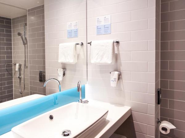 Holiday Inn Express & Suites - Basel - Allschwil, an IHG Hotel : photo 2 de la chambre chambre lit queen-size standard - accessible aux personnes à mobilité réduite