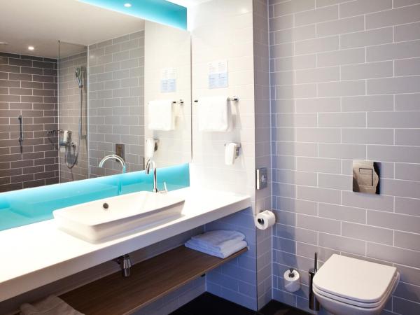 Holiday Inn Express & Suites - Basel - Allschwil, an IHG Hotel : photo 2 de la chambre chambre standard lit queen-size