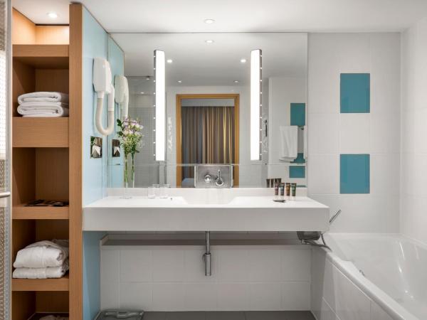 Novotel Istanbul Zeytinburnu : photo 7 de la chambre suite lit queen-size avec canapé