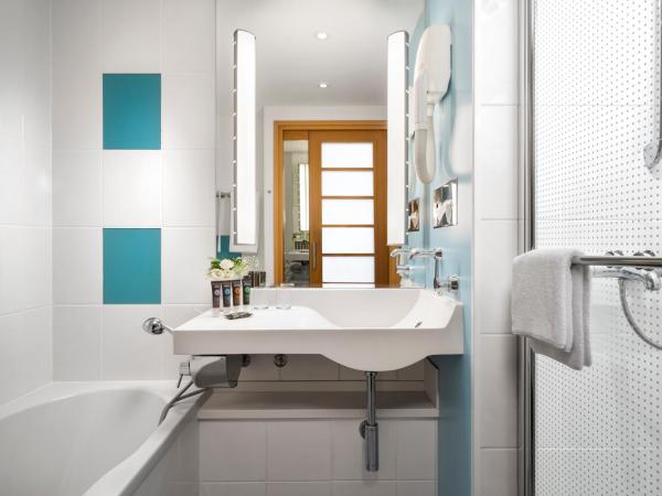 Novotel Istanbul Zeytinburnu : photo 5 de la chambre suite lit queen-size avec canapé