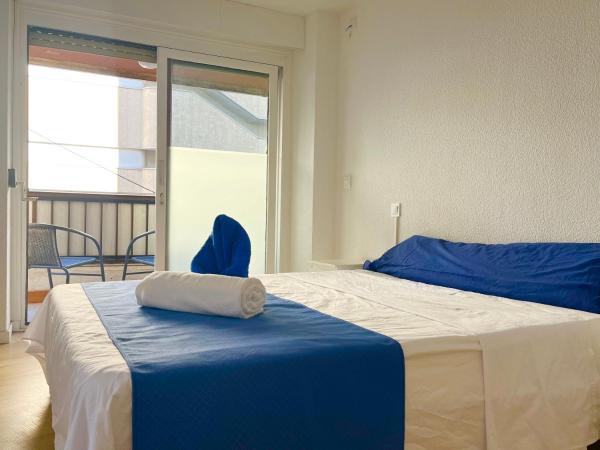 Guest House Leo : photo 2 de la chambre chambre triple avec balcon