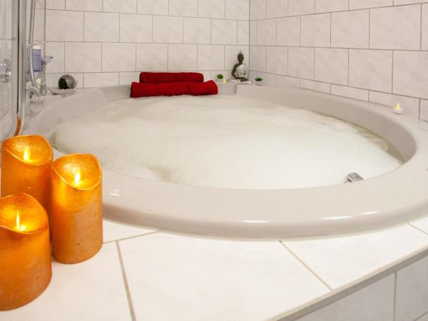 Relax Hotel & SPA Stuttgart : photo 3 de la chambre chambre double standard avec baignoire