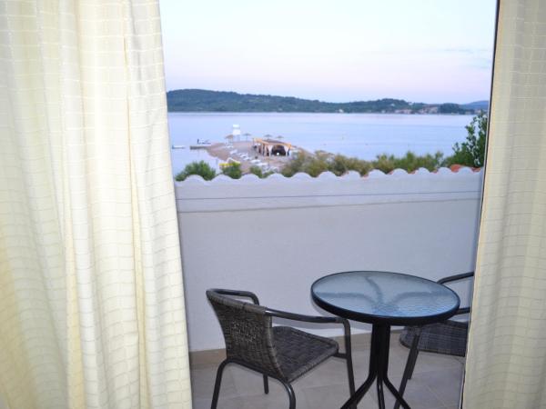 Pansion Karoca : photo 6 de la chambre chambre triple 1 - vue sur mer