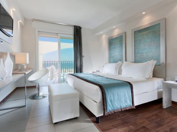 Yes Hotel Touring & SPA : photo 4 de la chambre beachfront superior room with balcony and pool access