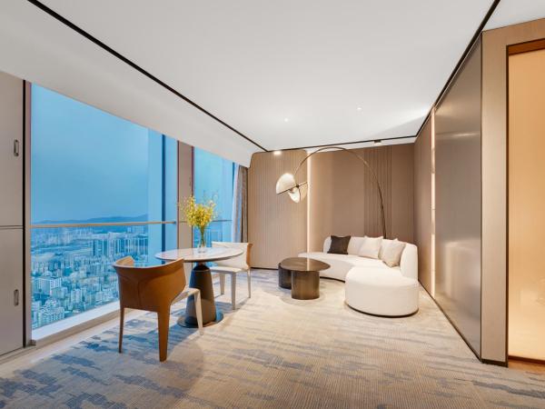 Pullman Shenzhen North : photo 3 de la chambre deluxe suite with one king bed and lounge access - skyline view