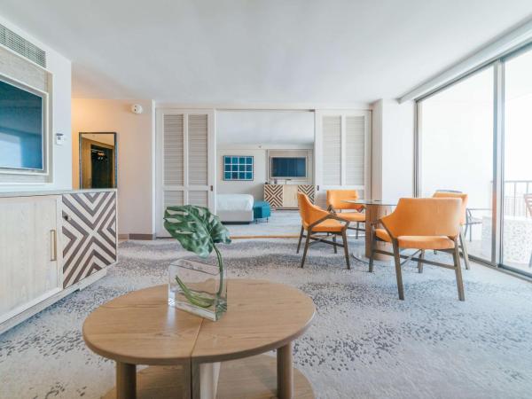 OUTRIGGER Waikiki Beachcomber Hotel : photo 2 de la chambre suite lit king-size - vue sur océan