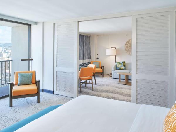 OUTRIGGER Waikiki Beachcomber Hotel : photo 4 de la chambre suite lit king-size - vue sur océan