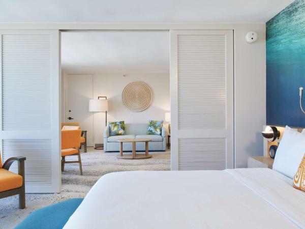 OUTRIGGER Waikiki Beachcomber Hotel : photo 5 de la chambre suite lit king-size - vue sur océan