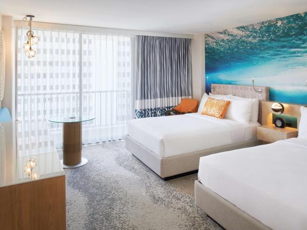 OUTRIGGER Waikiki Beachcomber Hotel : photo 2 de la chambre hébergement avec 2 lits doubles - accessible aux personnes à mobilité réduite - vue sur waikiki
