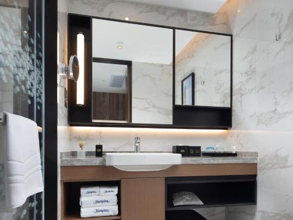 Hampton By Hilton Shenzhen Futian Mangrove Park Apartments : photo 5 de la chambre chambre lit king-size deluxe - vue sur mer