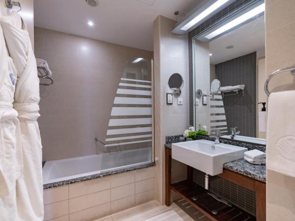 Amwaj Rotana, Jumeirah Beach - Dubai : photo 3 de la chambre chambre lit king-size récemment rénovée avec balcon - vue sur front de mer 