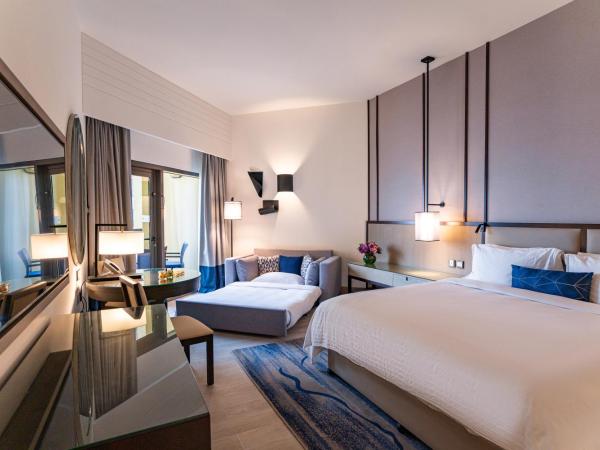 Amwaj Rotana, Jumeirah Beach - Dubai : photo 3 de la chambre chambre familiale récemment rénovée avec lit king-size et balcon - vue sur mer