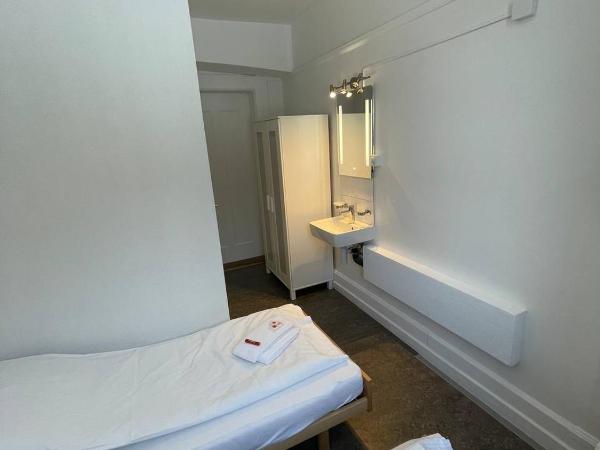 Zentrum Haus Davos : photo 1 de la chambre chambre double avec salle de bains privative