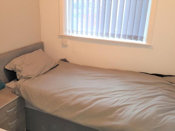 Single Bedroom In Withington M20 1 Single Bed, RM4 : photo 1 de la chambre chambre simple avec salle de bains commune