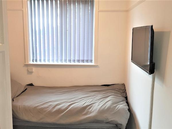 Single Bedroom In Withington M20 1 Single Bed, RM4 : photo 3 de la chambre chambre simple avec salle de bains commune