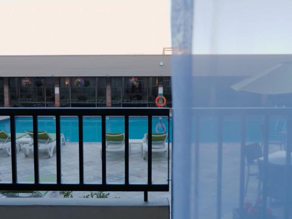 Coast Capri Hotel : photo 2 de la chambre chambre supérieure côte avec 1 lit queen-size - niveau piscine