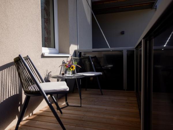 Hotel Max 70 : photo 10 de la chambre chambre confort plus avec balcon