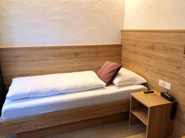 Hotel Crystal : photo 4 de la chambre chambre avec 2 lits séparés