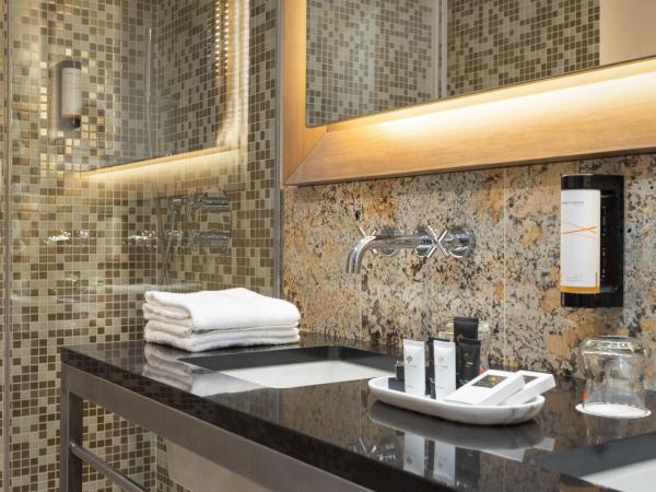 Hotel Royal Prague : photo 9 de la chambre suite familiale avec 2 salles de bains