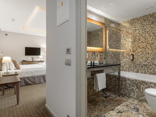 Hotel Royal Prague : photo 7 de la chambre deux chambres doubles communicantes avec 2 salles de bains