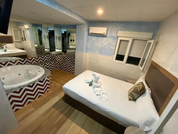 Hostal Avenida Andalucia : photo 5 de la chambre chambre double avec baignoire spa