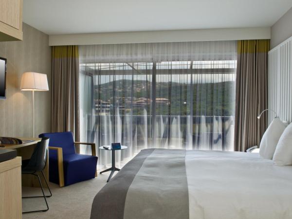 Radisson Blu Resort & Spa, Ajaccio Bay : photo 2 de la chambre chambre supérieure avec balcon - vue sur maquis