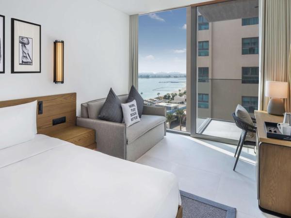 Radisson Beach Resort Palm Jumeirah : photo 4 de la chambre chambre triple supérieure - vue partielle sur la mer