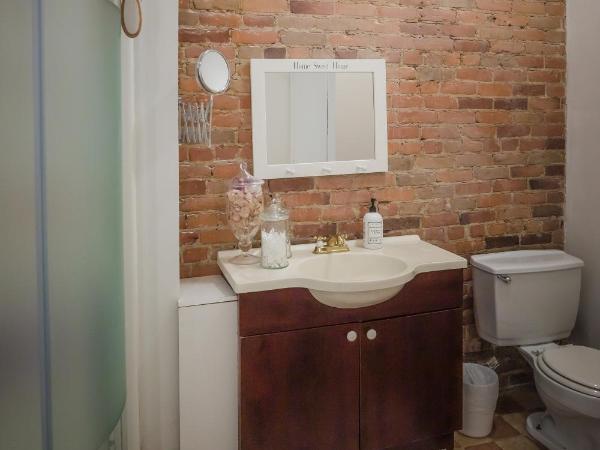 Le 402 : photo 7 de la chambre chambre lit queen-size avec salle de bains commune 