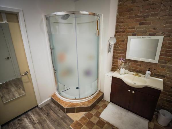 Le 402 : photo 3 de la chambre chambre lit queen-size avec salle de bains commune 