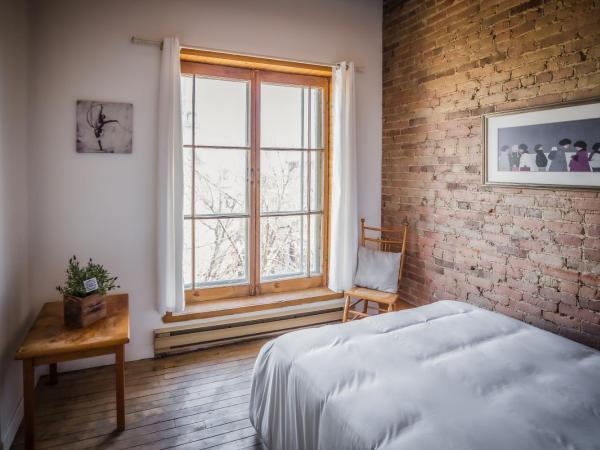 Le 402 : photo 9 de la chambre chambre lit queen-size avec salle de bains commune 