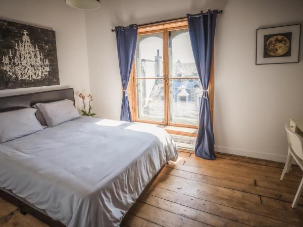 Le 402 : photo 10 de la chambre chambre lit queen-size avec salle de bains commune 