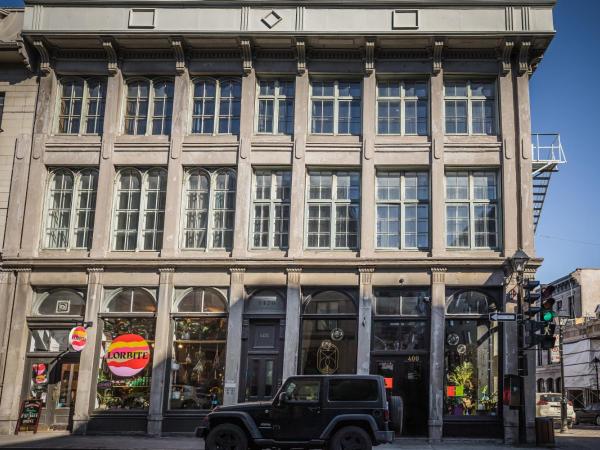 Le 402 : photo 1 de la chambre chambre lit queen-size avec salle de bains commune 