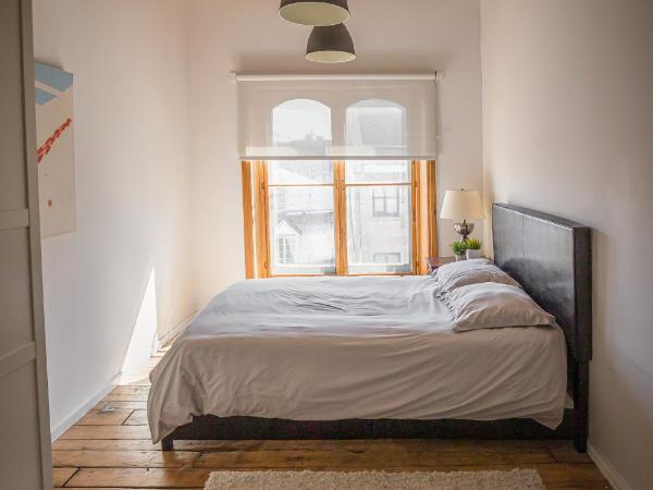 Le 402 : photo 4 de la chambre chambre lit queen-size avec salle de bains commune 