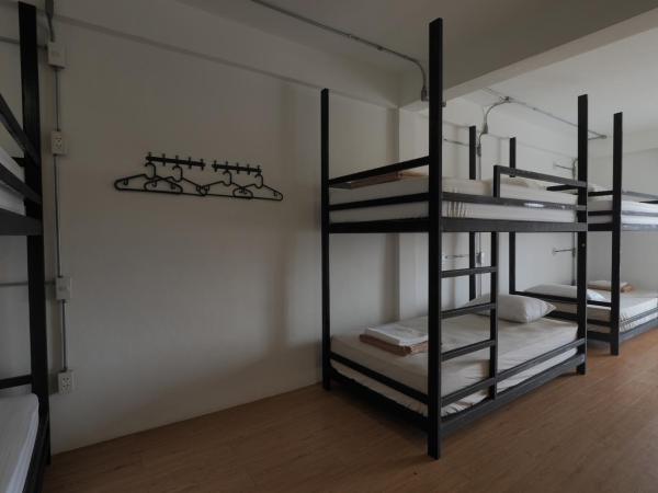 Labkoff cafe and Hostel : photo 1 de la chambre chambre familiale avec salle de bains commune