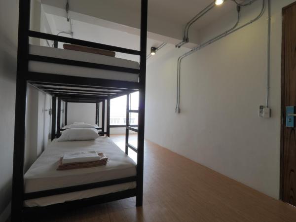 Labkoff cafe and Hostel : photo 3 de la chambre chambre familiale avec salle de bains commune