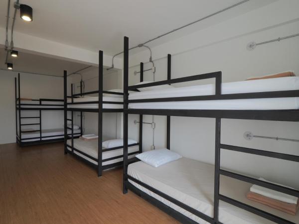 Labkoff cafe and Hostel : photo 2 de la chambre chambre familiale avec salle de bains commune