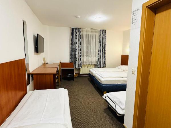 Hotel Zentrum : photo 3 de la chambre chambre familiale