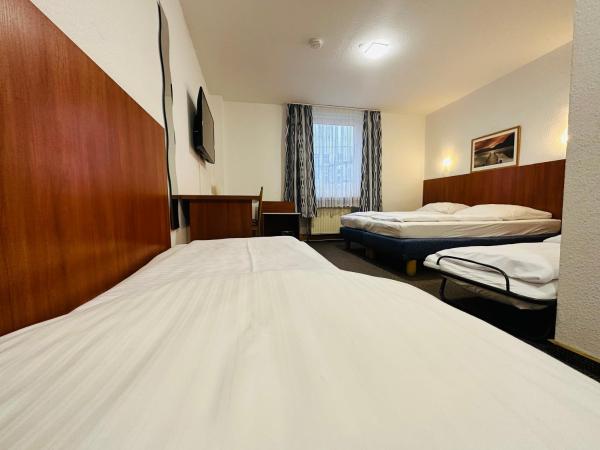 Hotel Zentrum : photo 7 de la chambre chambre familiale