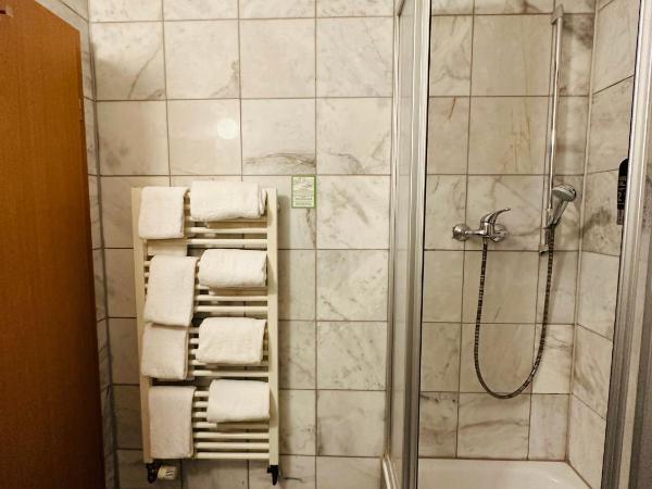 Hotel Zentrum : photo 5 de la chambre chambre familiale